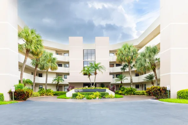 $2,300 | 5701 Camino Del Sol, Unit 204, Boca Raton, FL 33433