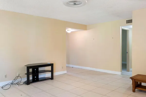 $2,300 | 5701 Camino Del Sol, Unit 204, Boca Raton, FL 33433