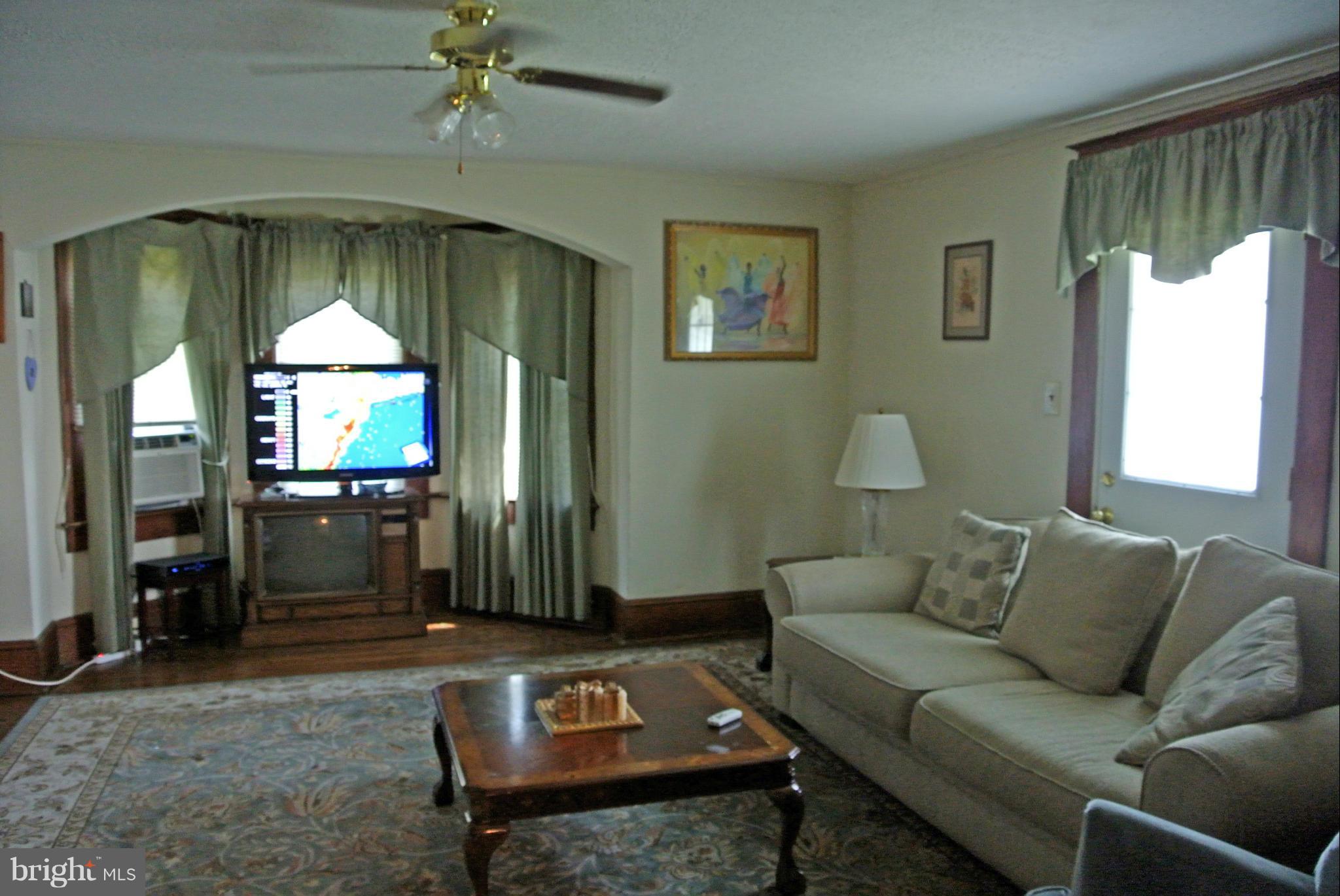 4180 Rosstown Road Marshall, VA 20115 - Photo 3 of 12 Living Room