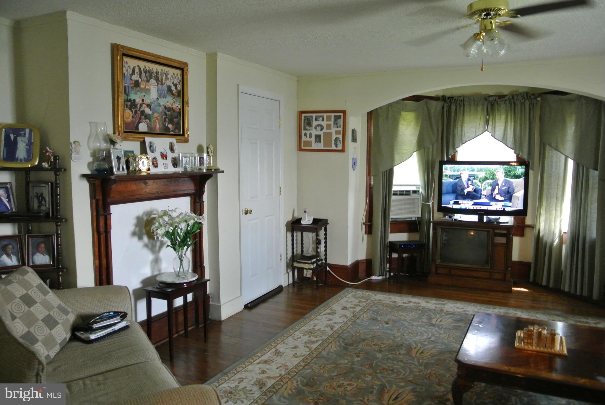 4180 Rosstown Road Marshall, VA 20115 - Photo 4 of 12 Living Room