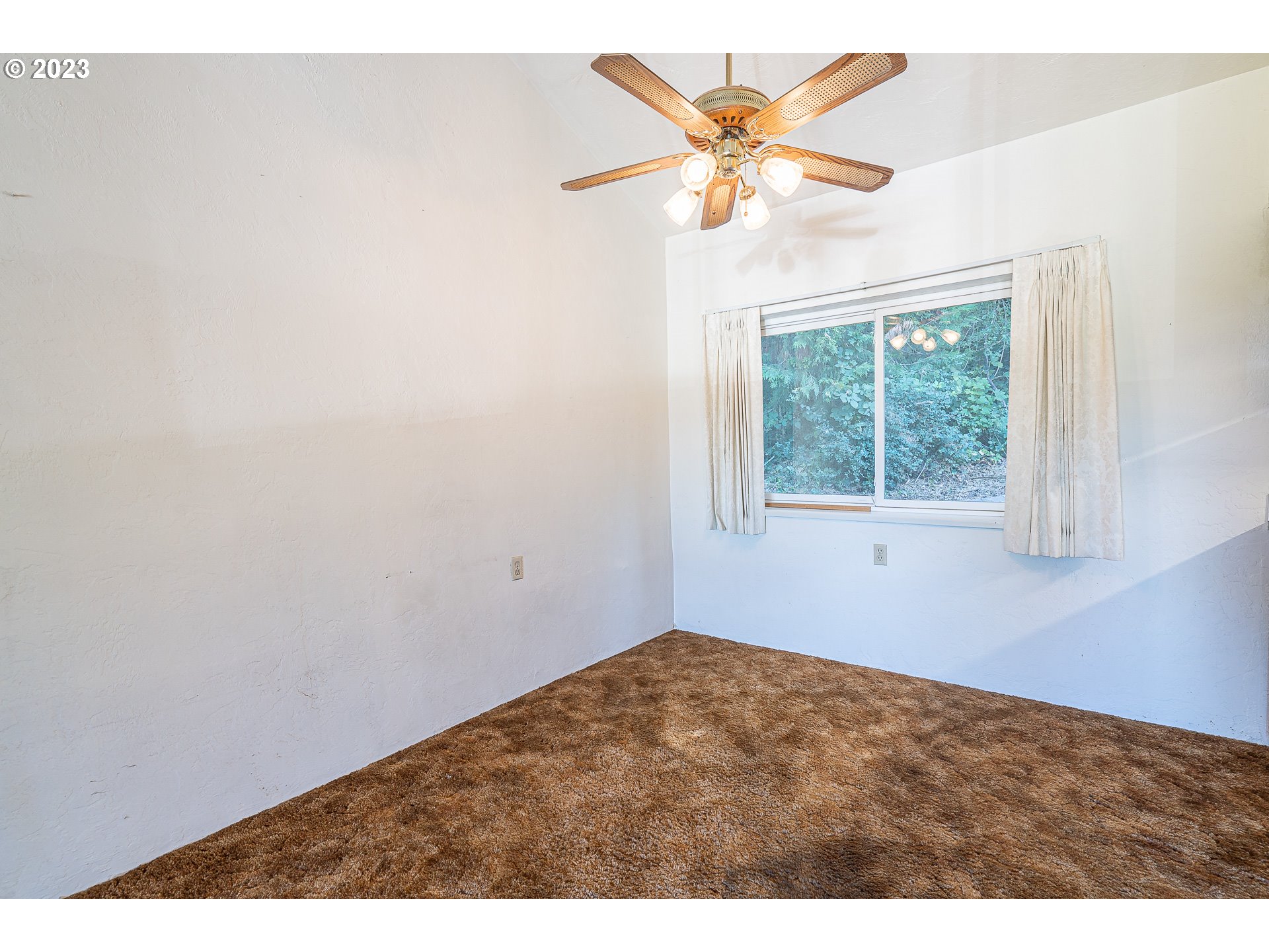 971 Prescott Lane Springfield, OR 97477 - Photo 3 of 35 an empty room with a window