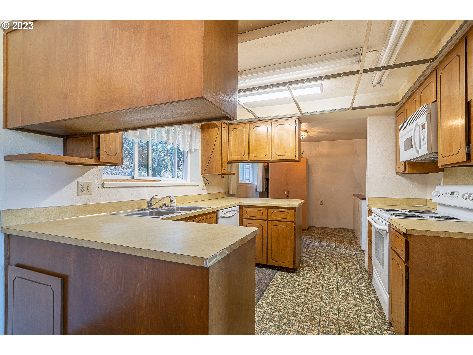971 Prescott Lane Springfield, OR 97477 - Photo 5 of 35 a kitchen with a stove a sink and a refrigerator