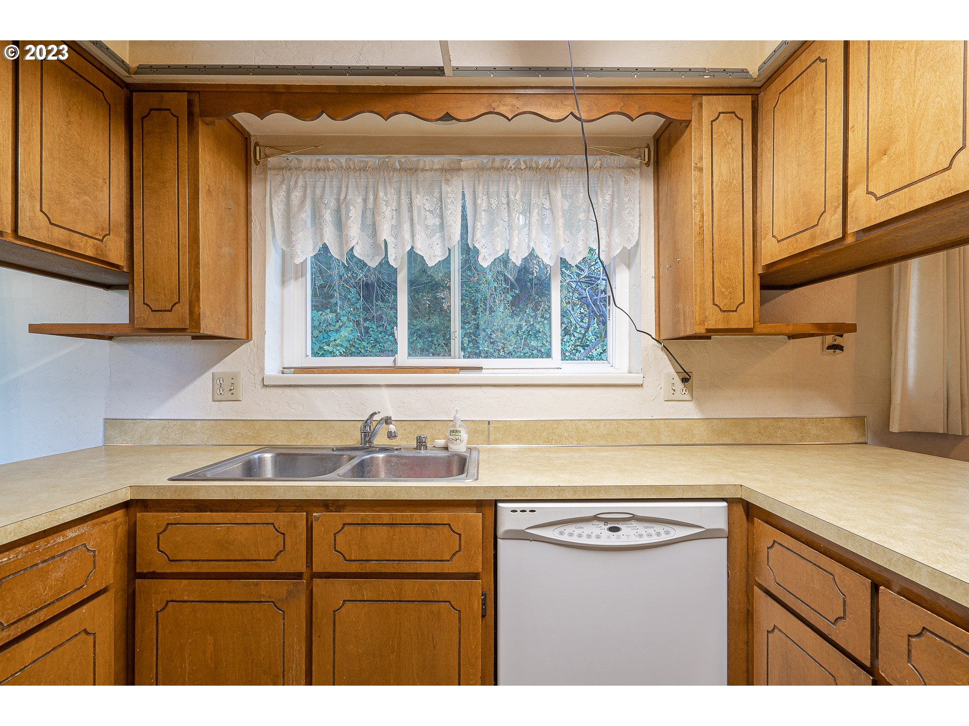971 Prescott Lane Springfield, OR 97477 - Photo 8 of 35 a kitchen with a sink and a window