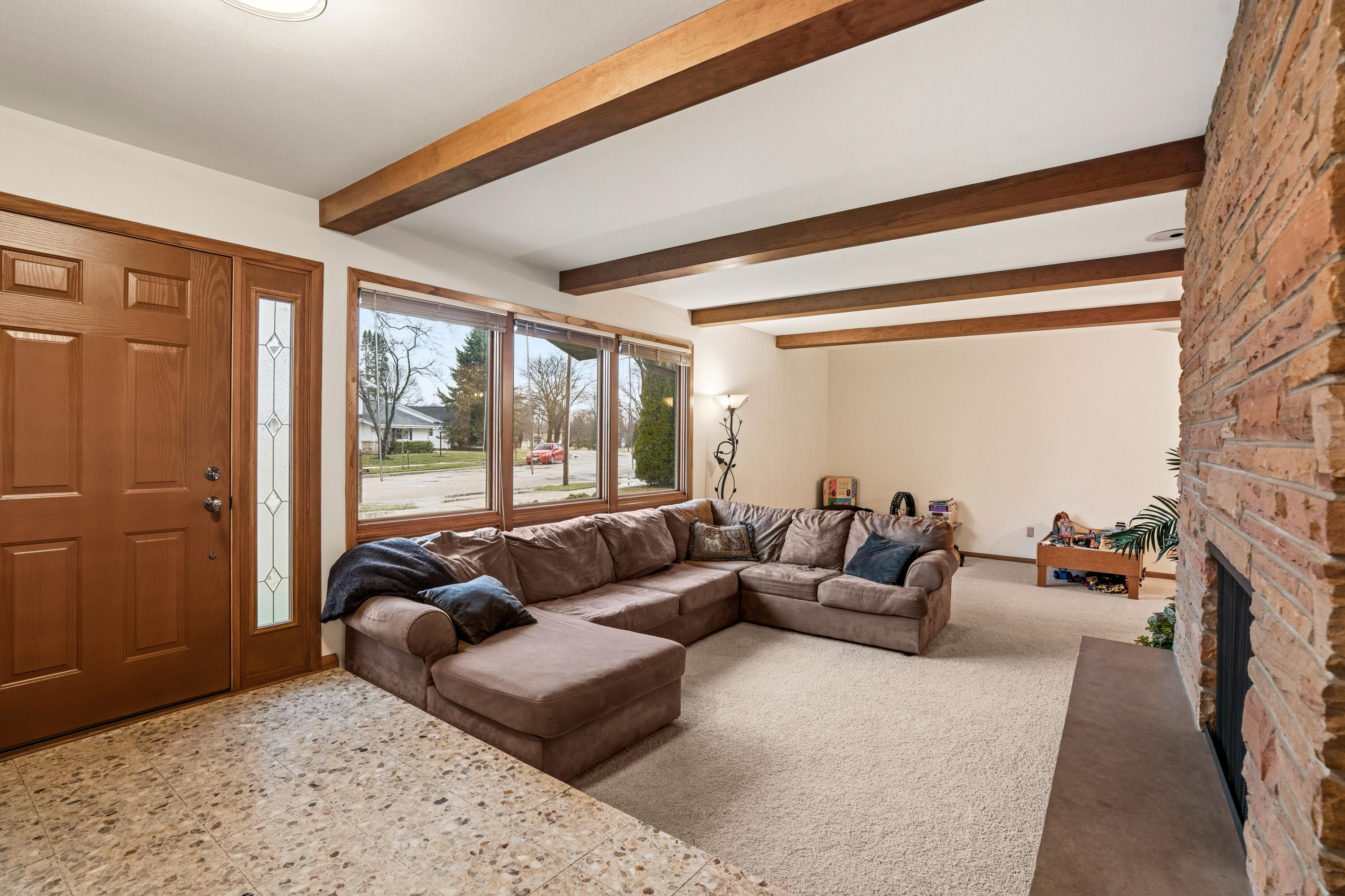 955 West Whitefish Road Port Washington, WI 53074 - Photo 2 of 30 Foyer