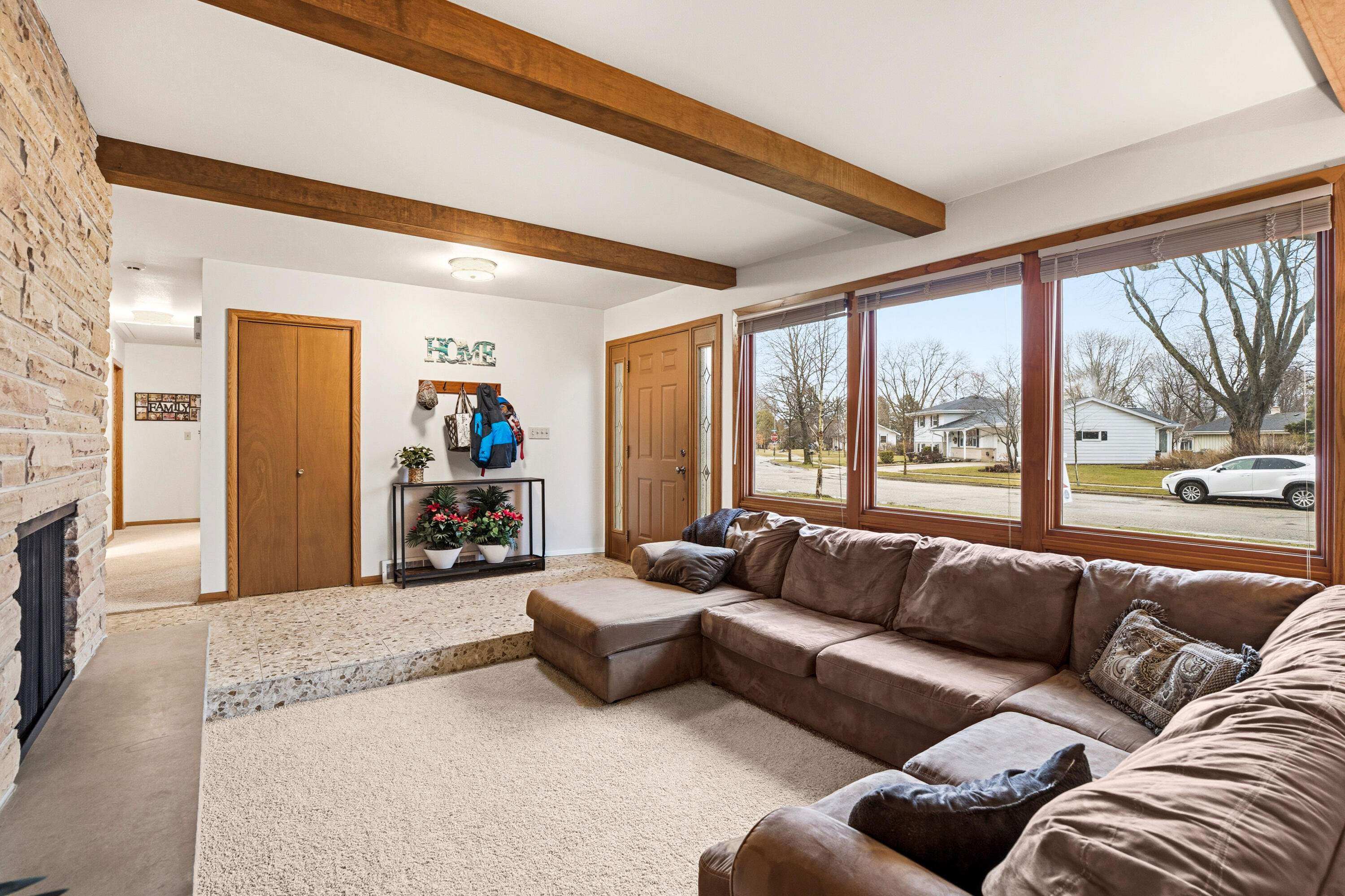 955 West Whitefish Road Port Washington, WI 53074 - Photo 4 of 30 Light and Bright