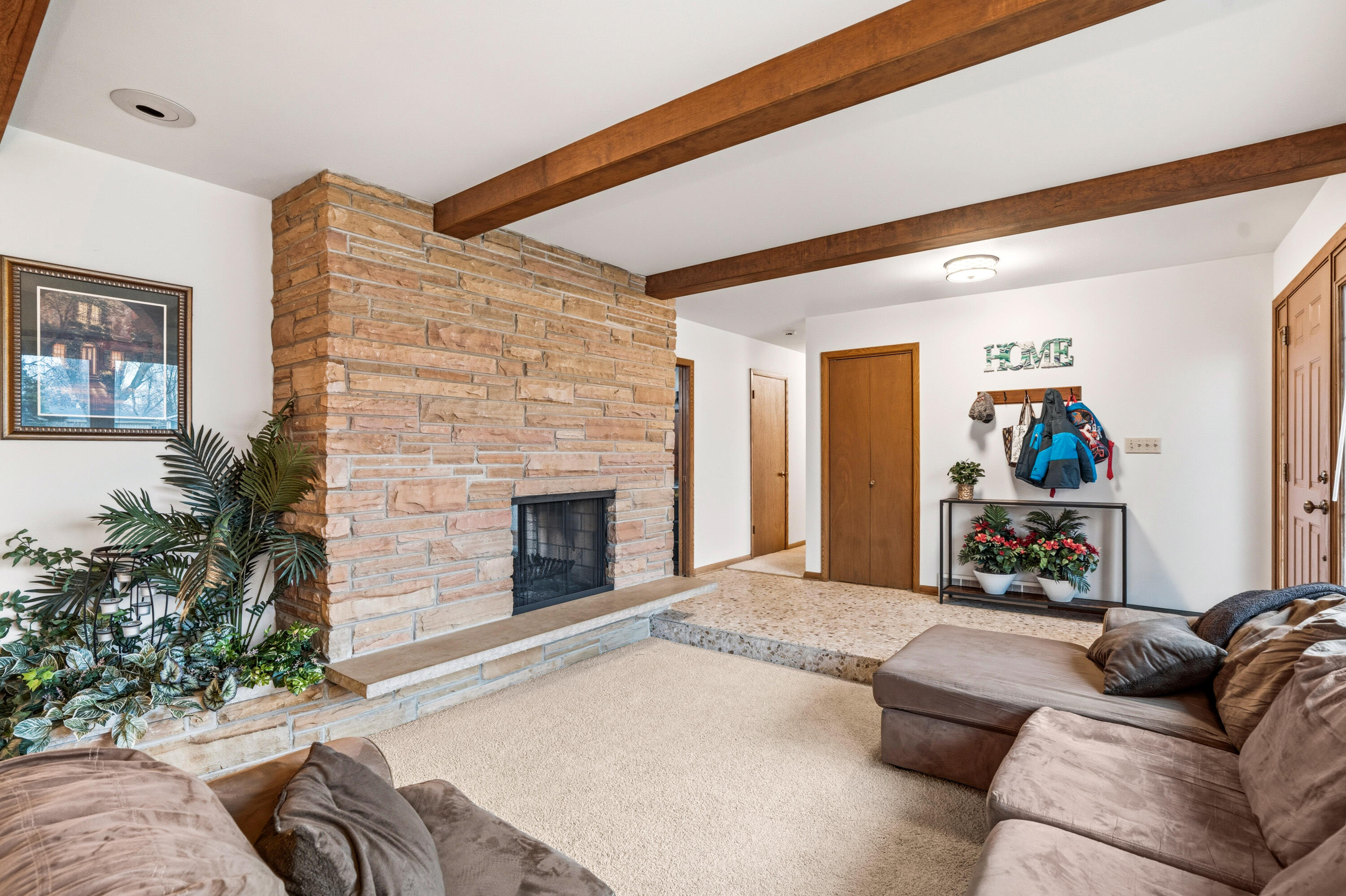 955 West Whitefish Road Port Washington, WI 53074 - Photo 5 of 30 Inviting Family Room