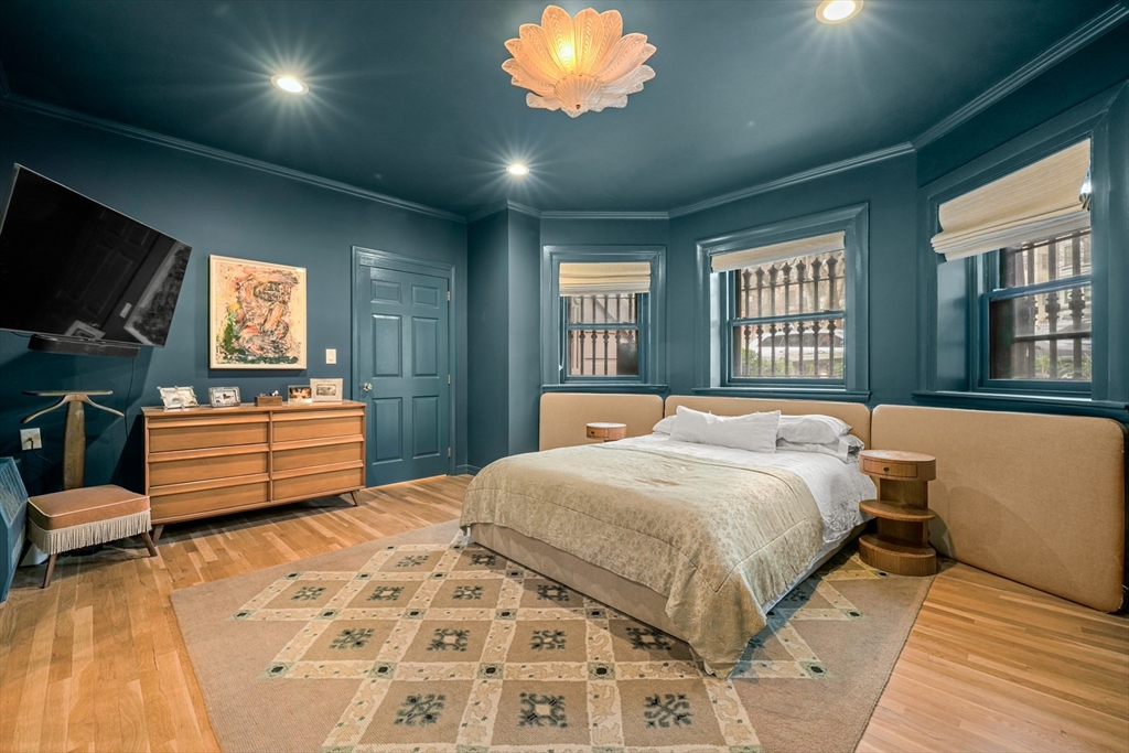 116 Commonwealth Avenue, Unit 1 Boston, MA 02116 - Photo 17 of 27 a bedroom with a bed and wooden floor