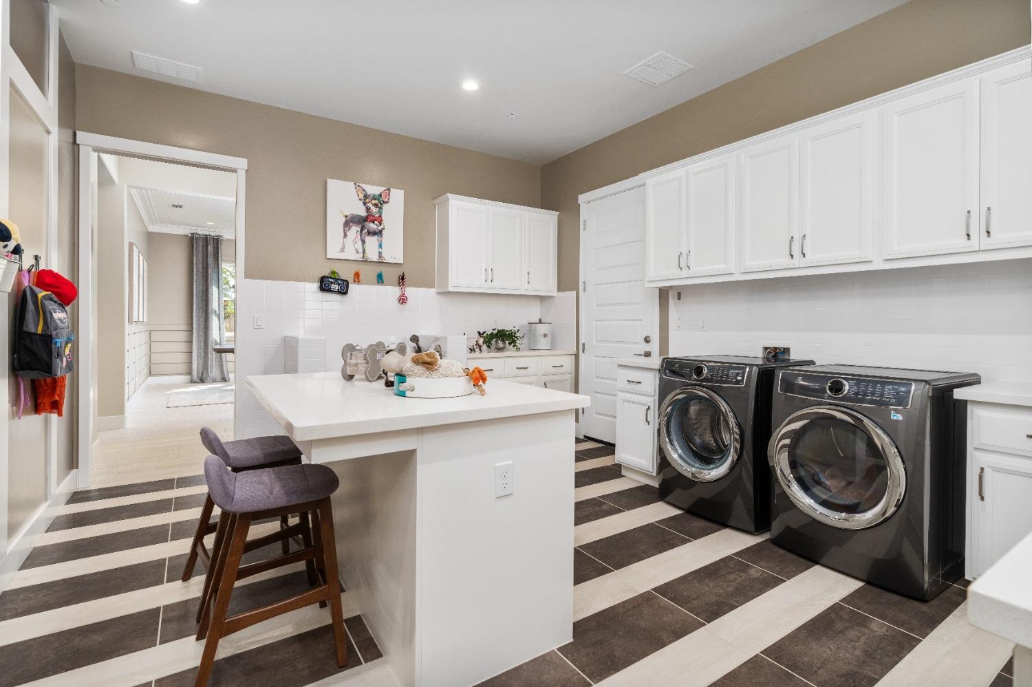 1764 Lester Avenue Clovis, CA 93619 - Photo 20 of 51 a utility room with sink dryer and washer