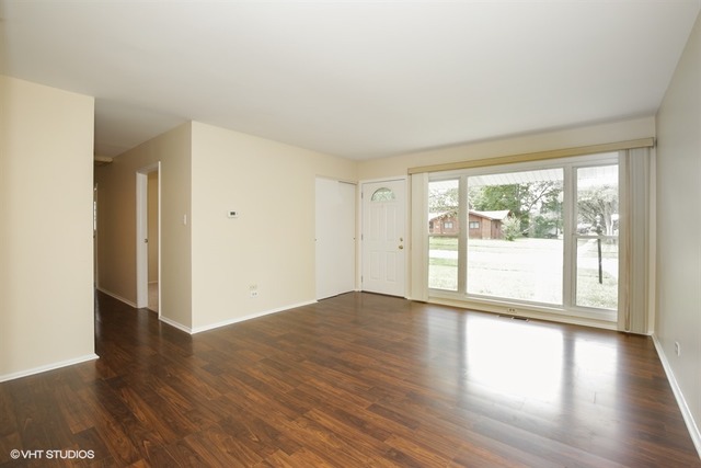 635 Morton Street Hoffman Estates, IL 60169 - Photo 2 of 10