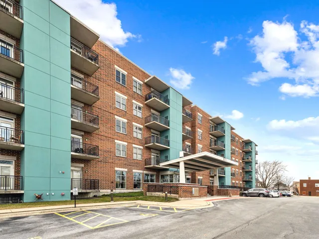 $269,900 | 9355 Irving Park Road, Unit 404, Schiller Park, IL 60176
