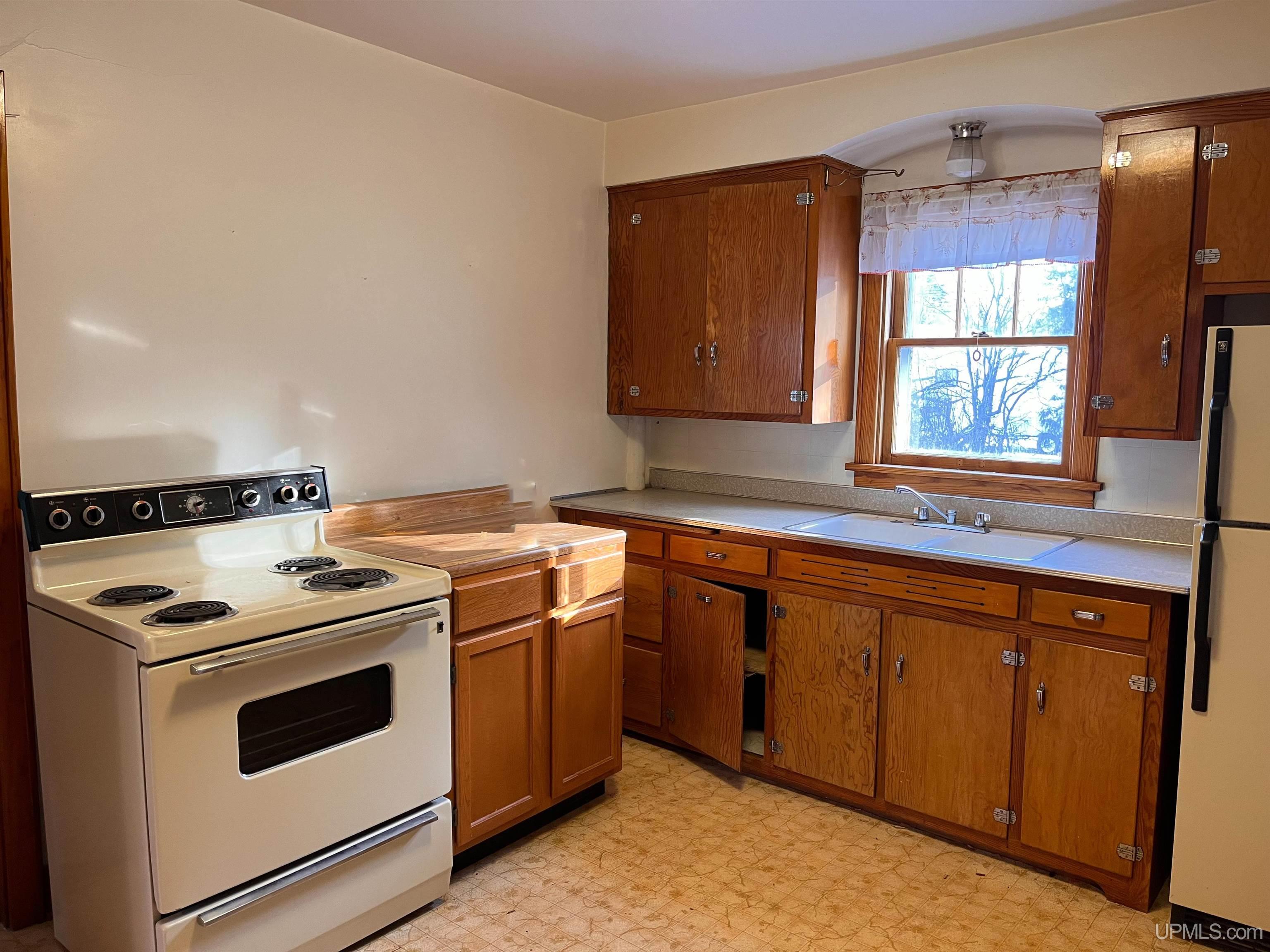 215 Prospect Street Ishpeming, MI 49849 - Photo 11 of 39
