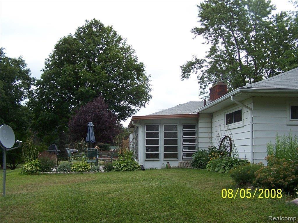 3580 Mason Road Howell, MI 48843 - Photo 5 of 7 REAR
