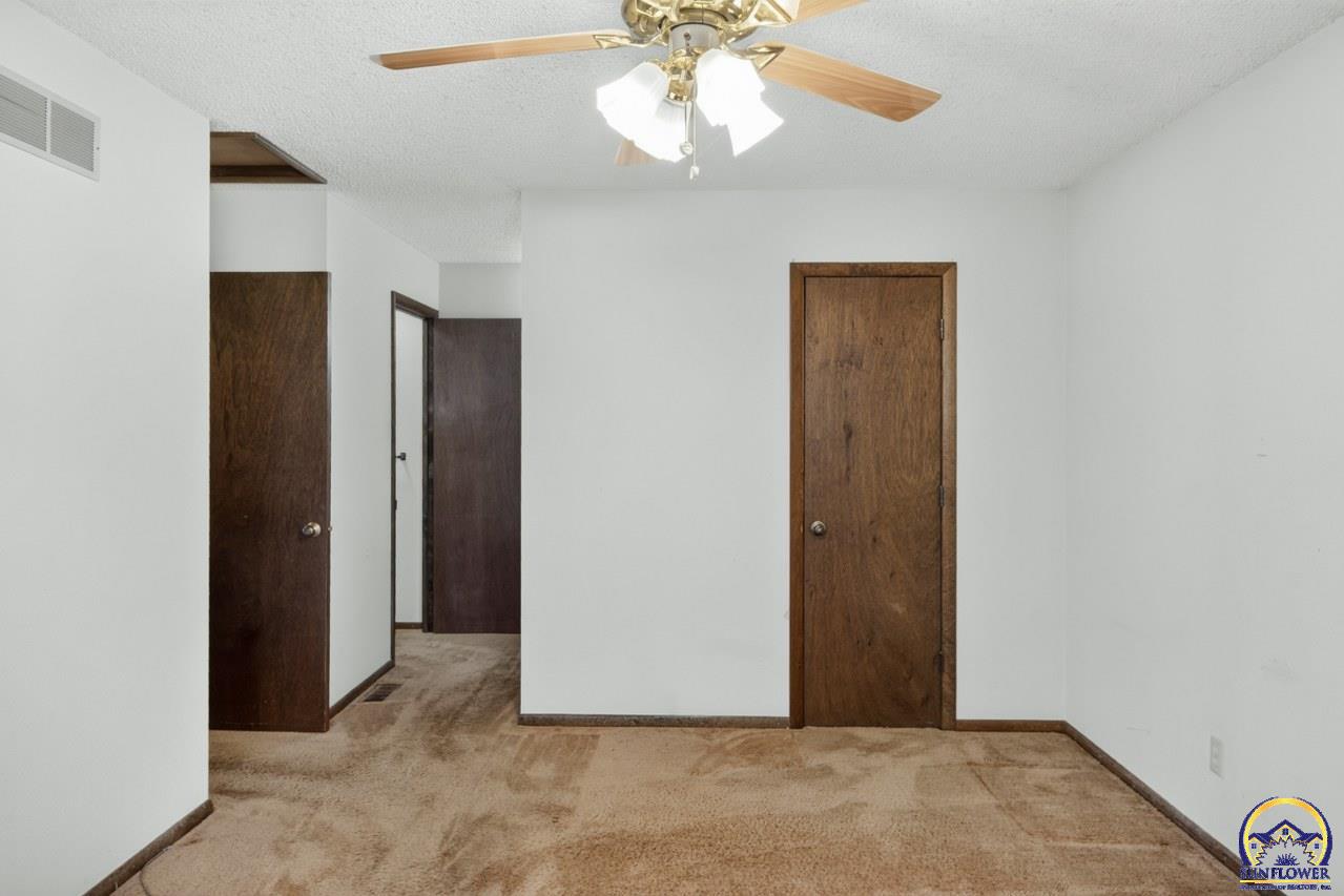 5701 Southwest Arrowhead Court Topeka, KS 66614 - Photo 21 of 36 Primary Bedroom