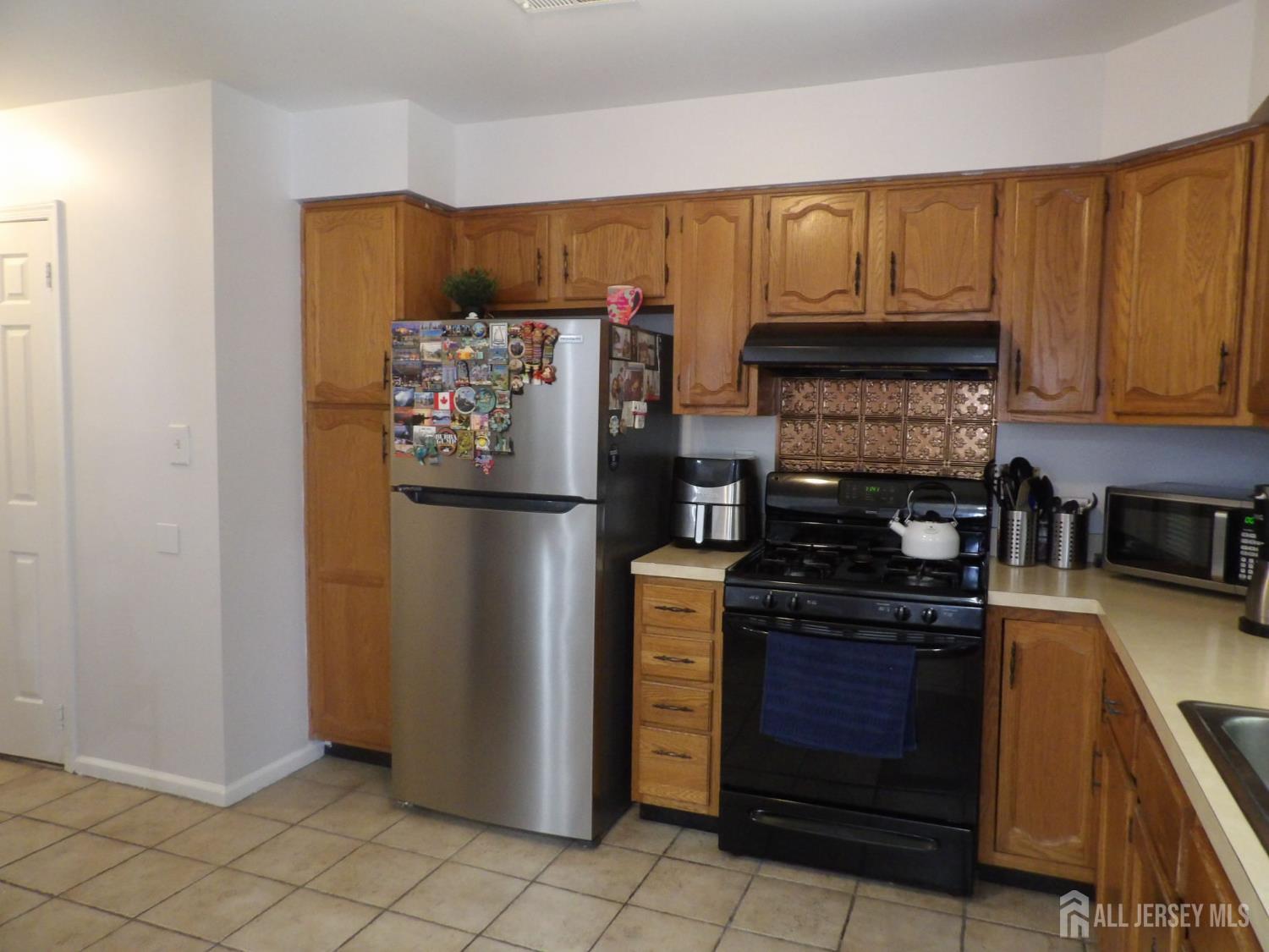 605 Timber Oaks Road Edison, NJ 08820 - Photo 15 of 43