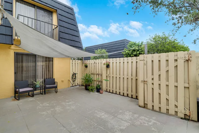 $297,000 | 187 Woodland Road, Palm Springs, FL 33461