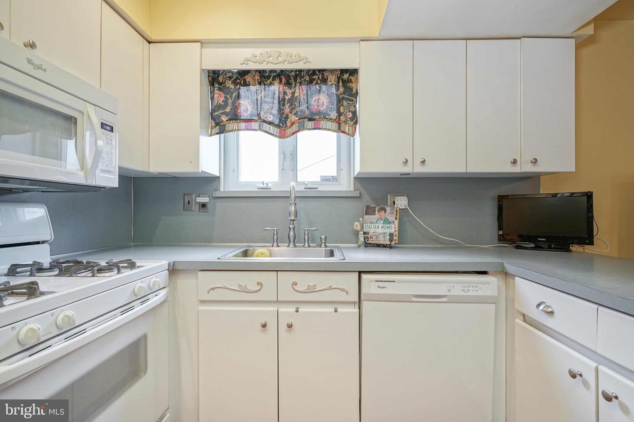 8 Hartford Road Laurel Springs, NJ 08021 - Photo 9 of 31