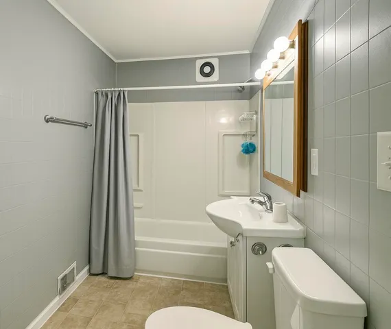 $1,100 | 1519 Superior Street, Unit LOWR, Racine, WI 53402