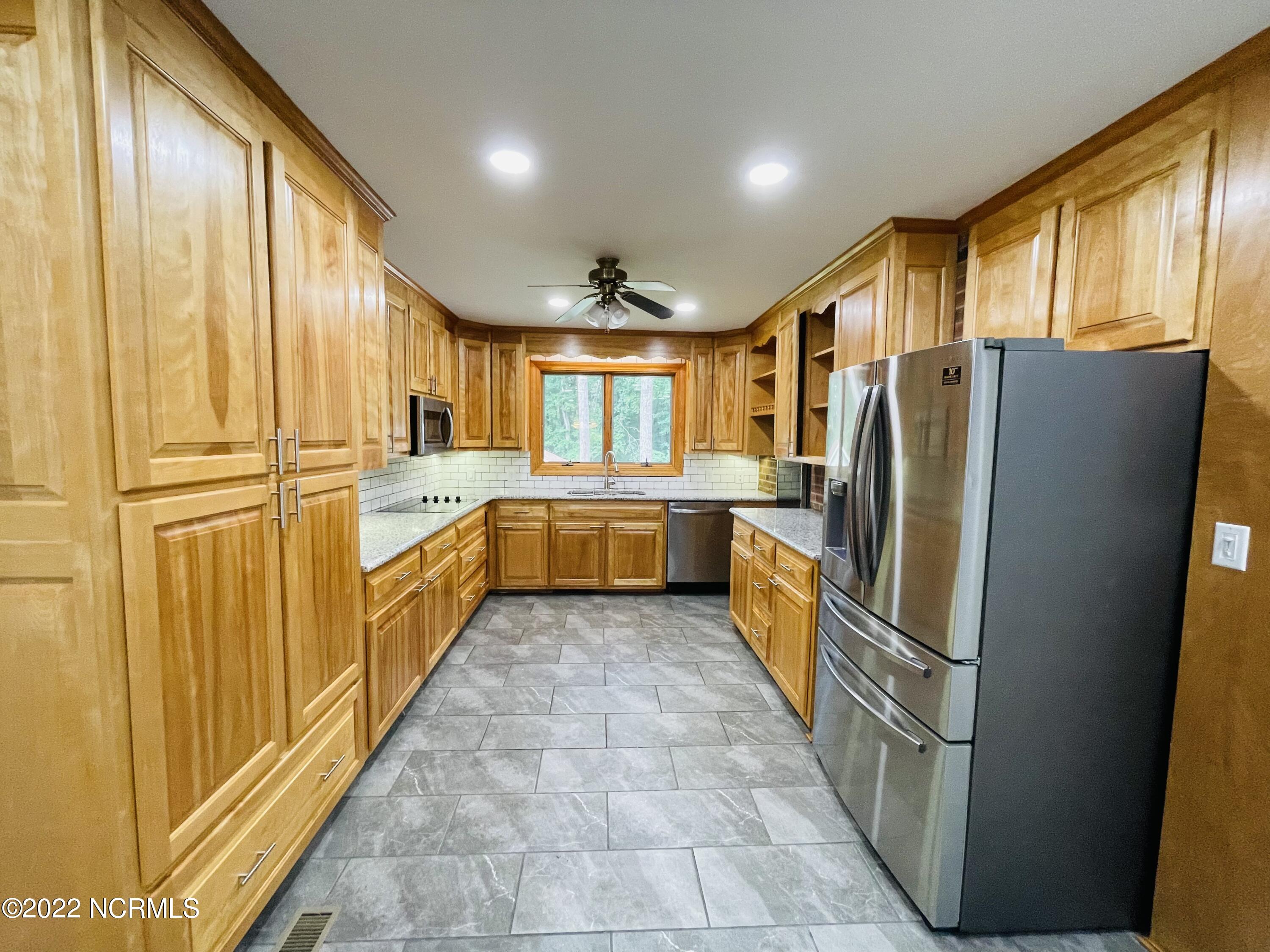 1244 Oakview Road Williamston, NC 27892 - Photo 20 of 58 Kitchen