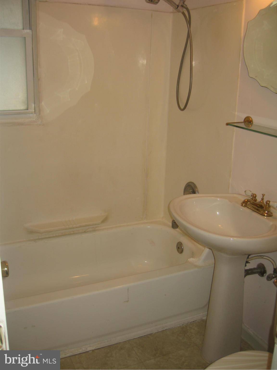 8200 Watersedge Road Baltimore, MD 21222 - Photo 9 of 27 Bath