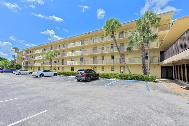 $2,000 | 9355 Southwest 8th Street, Unit 401, Boca Raton, FL 33428