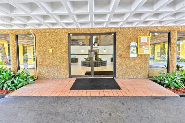 $2,000 | 9355 Southwest 8th Street, Unit 401, Boca Raton, FL 33428