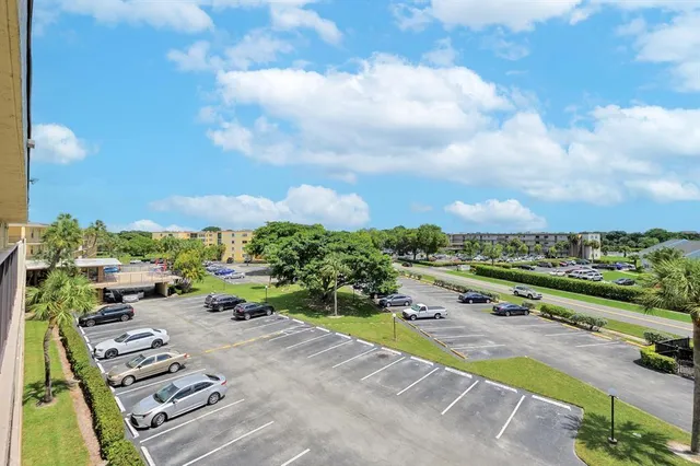 $2,000 | 9355 Southwest 8th Street, Unit 401, Boca Raton, FL 33428