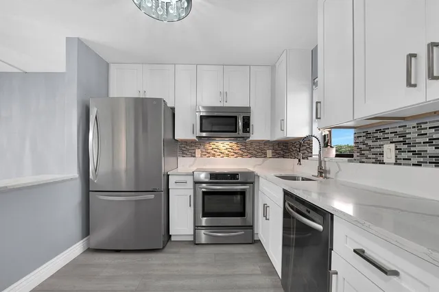 $2,000 | 9355 Southwest 8th Street, Unit 401, Boca Raton, FL 33428