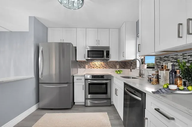 $2,000 | 9355 Southwest 8th Street, Unit 401, Boca Raton, FL 33428