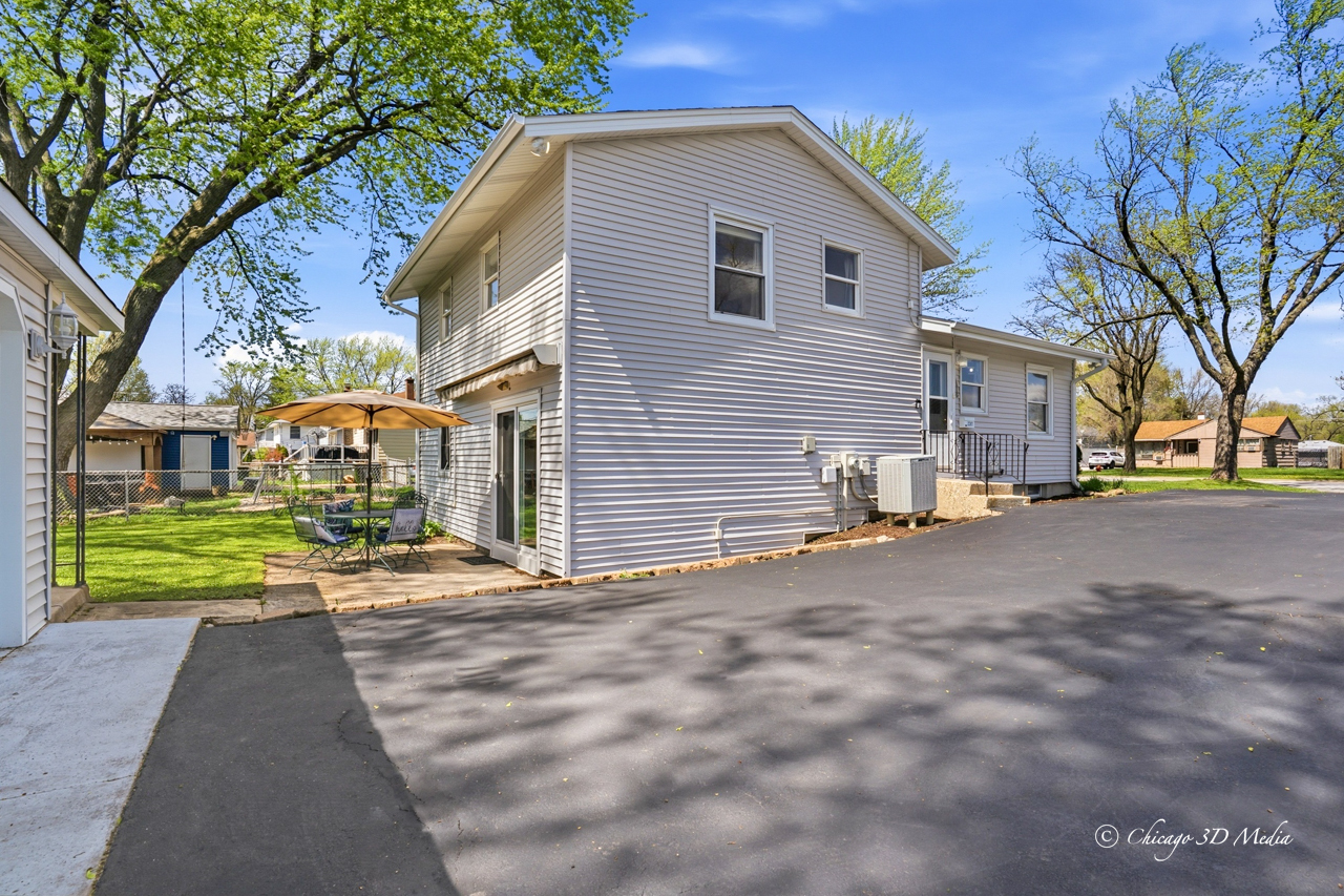 2207 Kirchoff Road Rolling Meadows, IL 60008 - Photo 3 of 34 Gallery Image 3