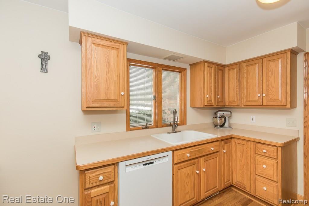 335 Randolph Road Rochester Hills, MI 48309 - Photo 7 of 30