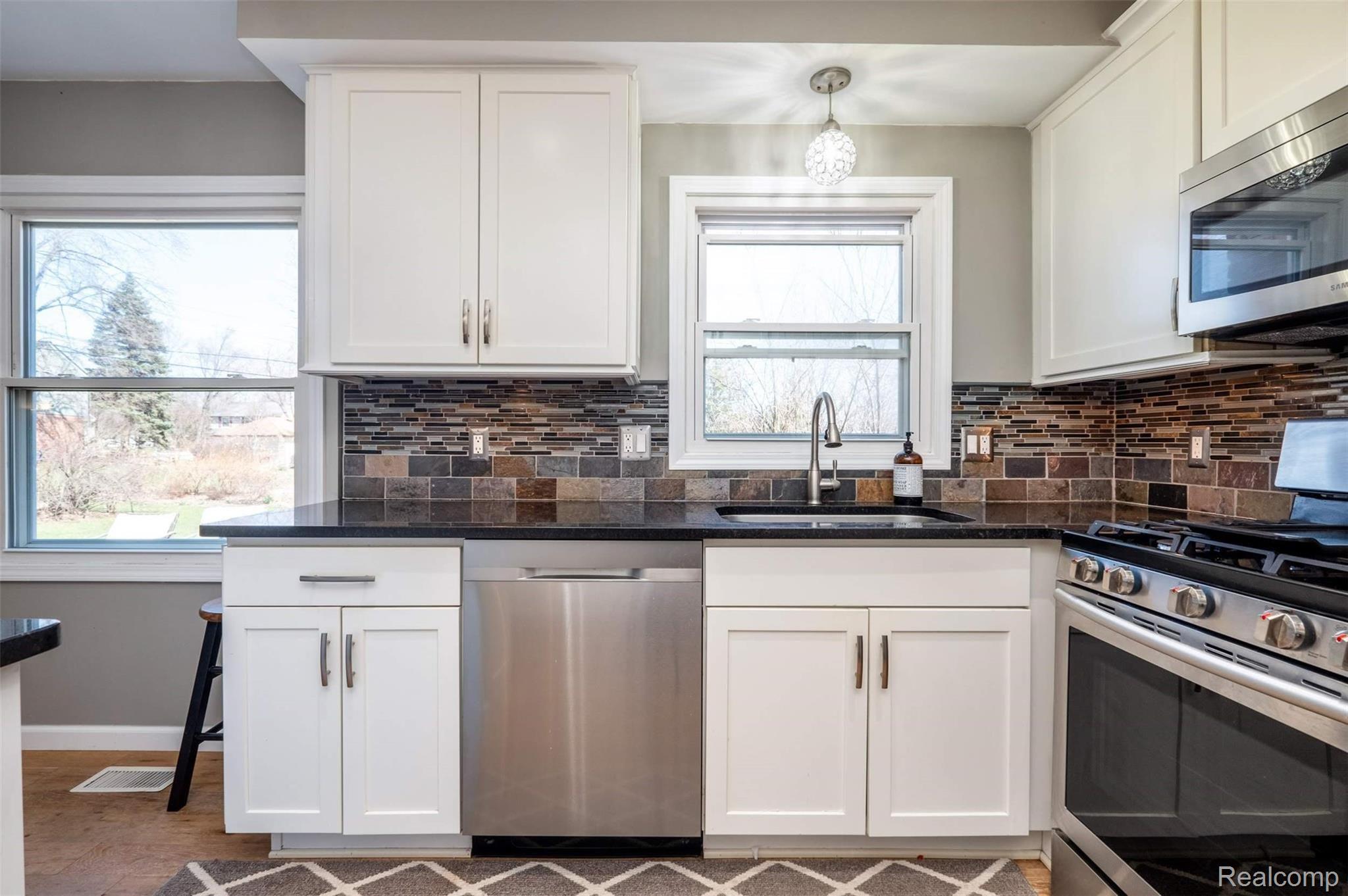 695 Lake Forest Road Rochester, MI 48309 - Photo 12 of 47 695 Lake Forest-12.jpg