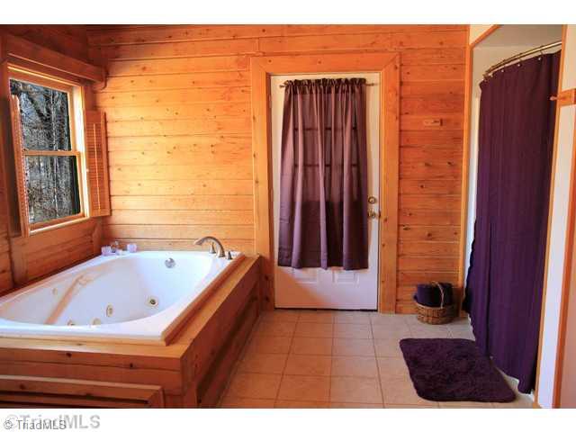131 Staplewood Road Lexington, NC 27295 - Photo 6 of 14 Master Bath/Spa.