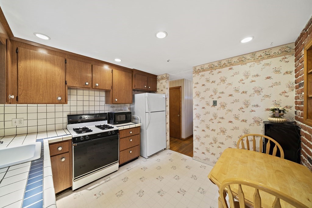 4 Oak Grove Road Randolph, MA 02368 - Photo 4 of 33 Gallery Image 4