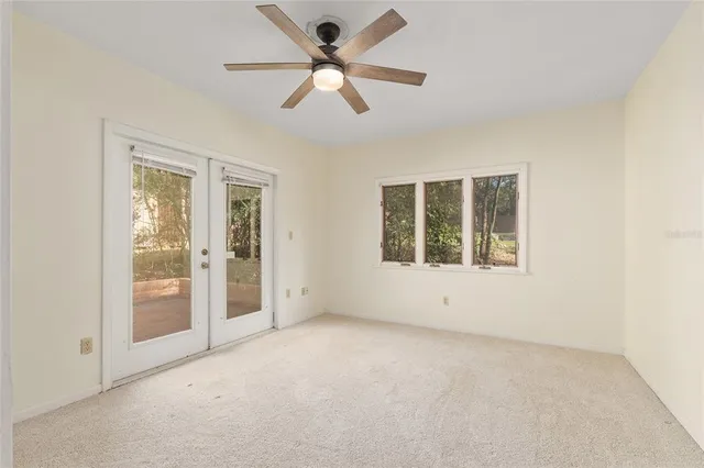 a view of livingroom with furniture