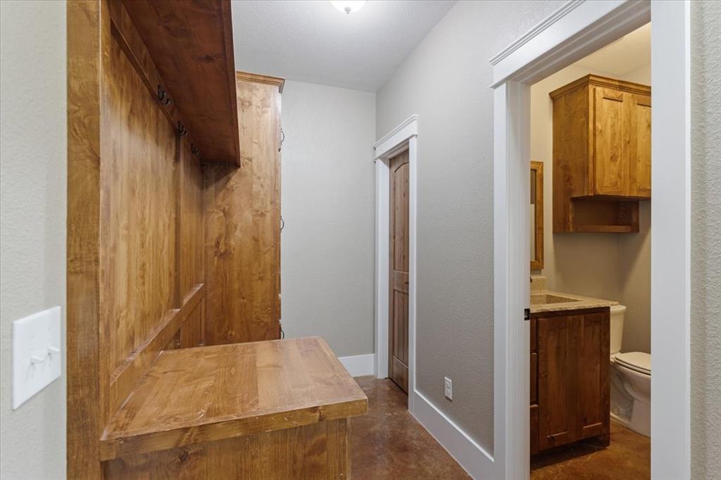516 Springtown Road Van Alstyne, TX 75495 - Photo 25 of 40 a view of walk in closet