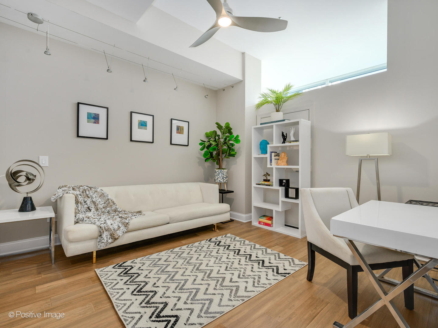 333 North Canal Street, Unit 2003 Chicago, IL 60606 - Photo 5 of 31 a living room with furniture and a rug