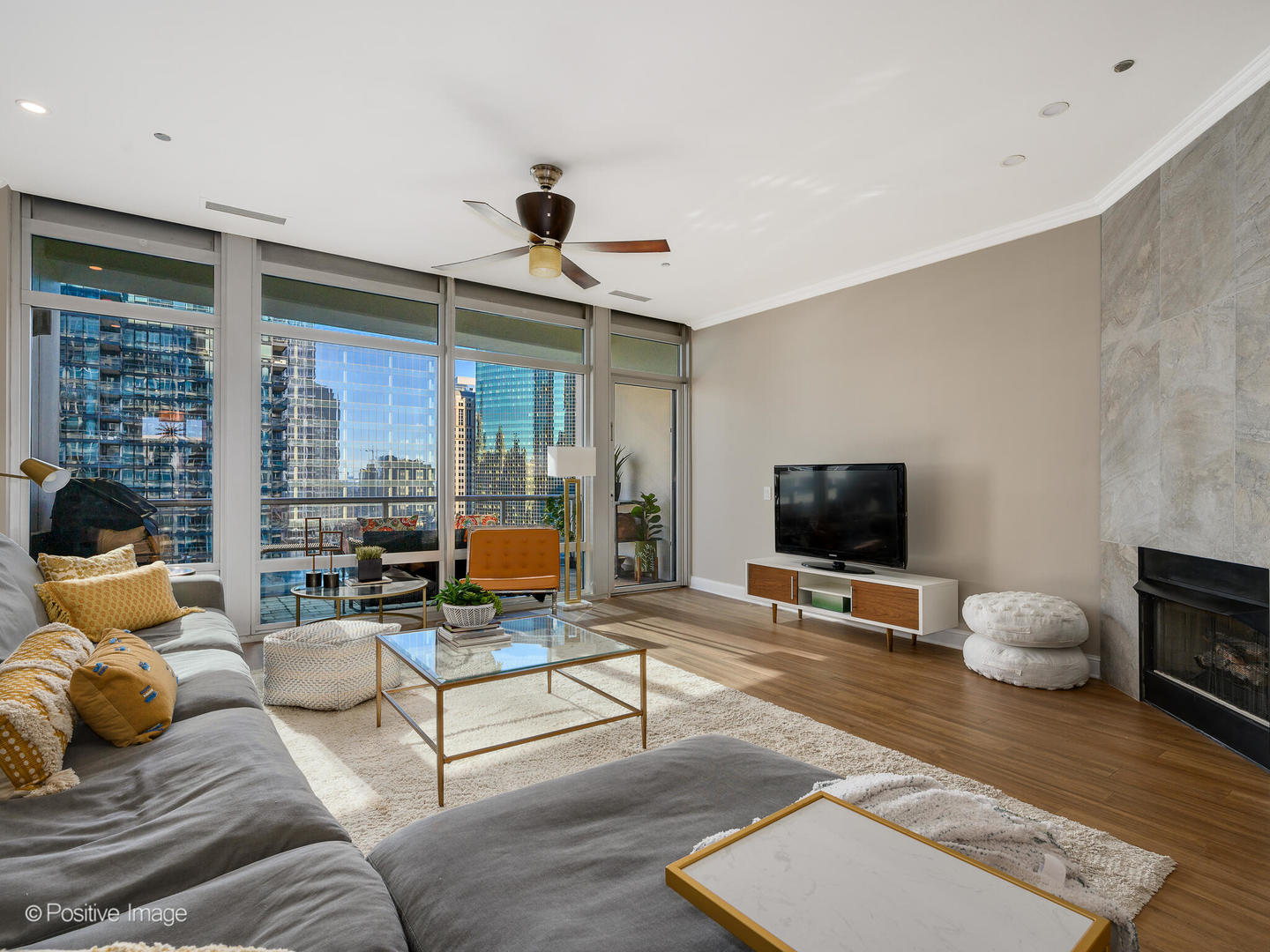 333 North Canal Street, Unit 2003 Chicago, IL 60606 - Photo 8 of 31 a living room with furniture and a flat screen tv