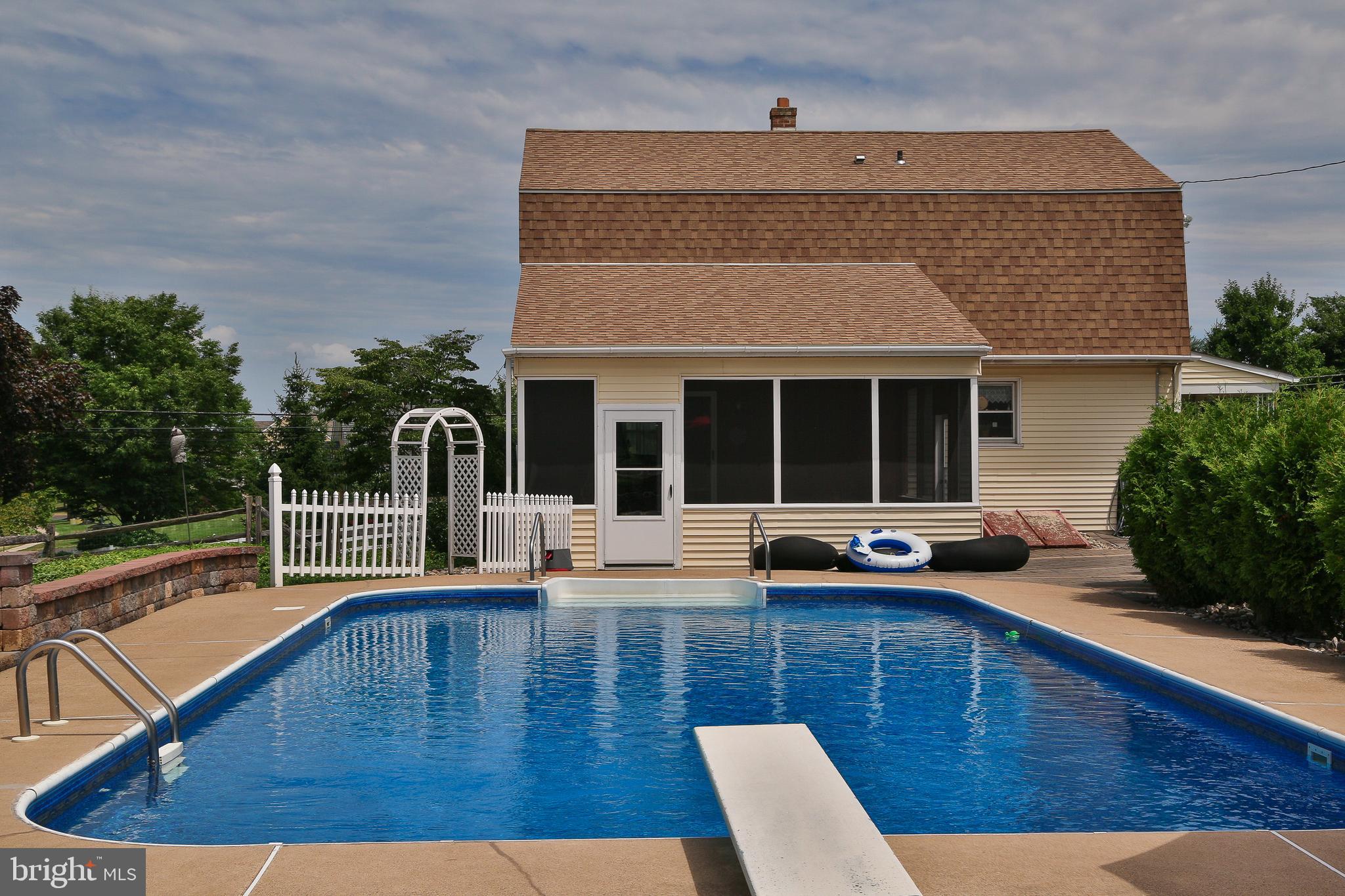 618 Godshall Road Telford, PA 18969 - Photo 23 of 34 Pool and dive
