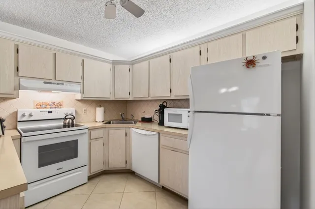 $145,000 | 405 Pine Glen Lane, Unit D2, Greenacres, FL 33463