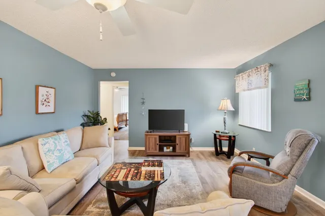 $145,000 | 405 Pine Glen Lane, Unit D2, Greenacres, FL 33463