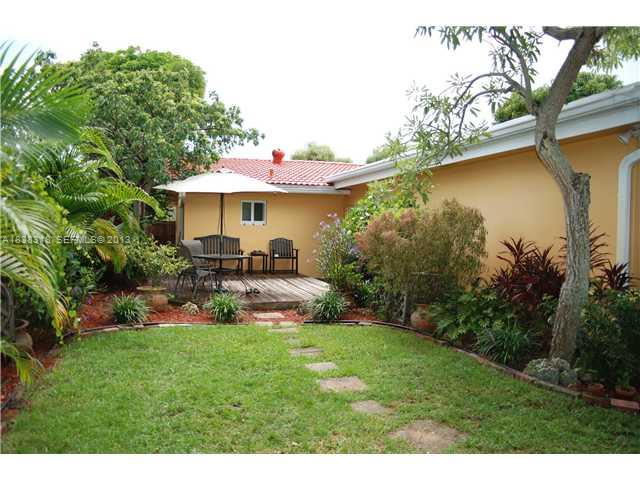 3339 West Park Road Hollywood, FL 33021 - Photo 13 of 15 a view of a patio with table and chairs under an umbrella