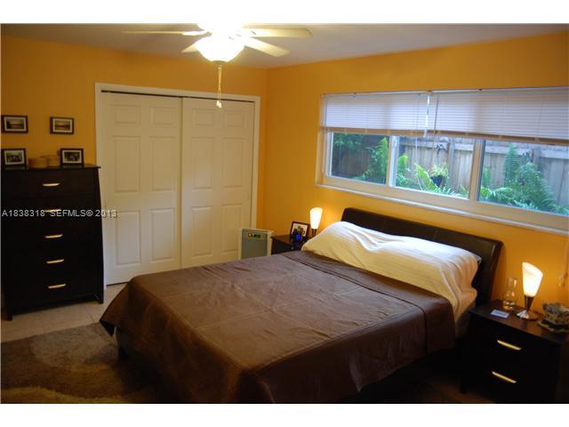 3339 West Park Road Hollywood, FL 33021 - Photo 5 of 15 a bedroom with a bed and a window