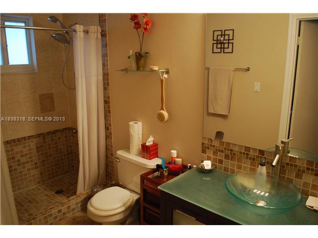 3339 West Park Road Hollywood, FL 33021 - Photo 8 of 15 a bathroom with a sink toilet and shower