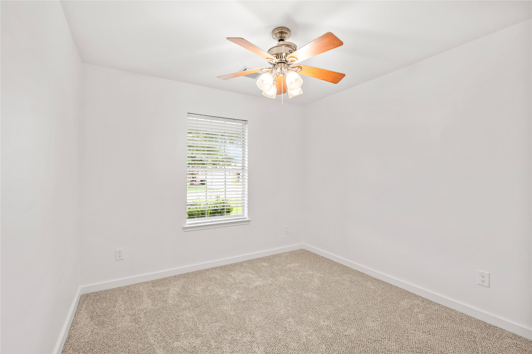 129 Rustic Colony Lane Dickinson, TX 77539 - Photo 23 of 33 Secondary bedroom at the front of the home