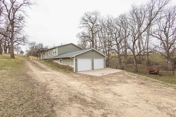 $325,000 | 13800 West Valley Road, East Dubuque, IL 61025