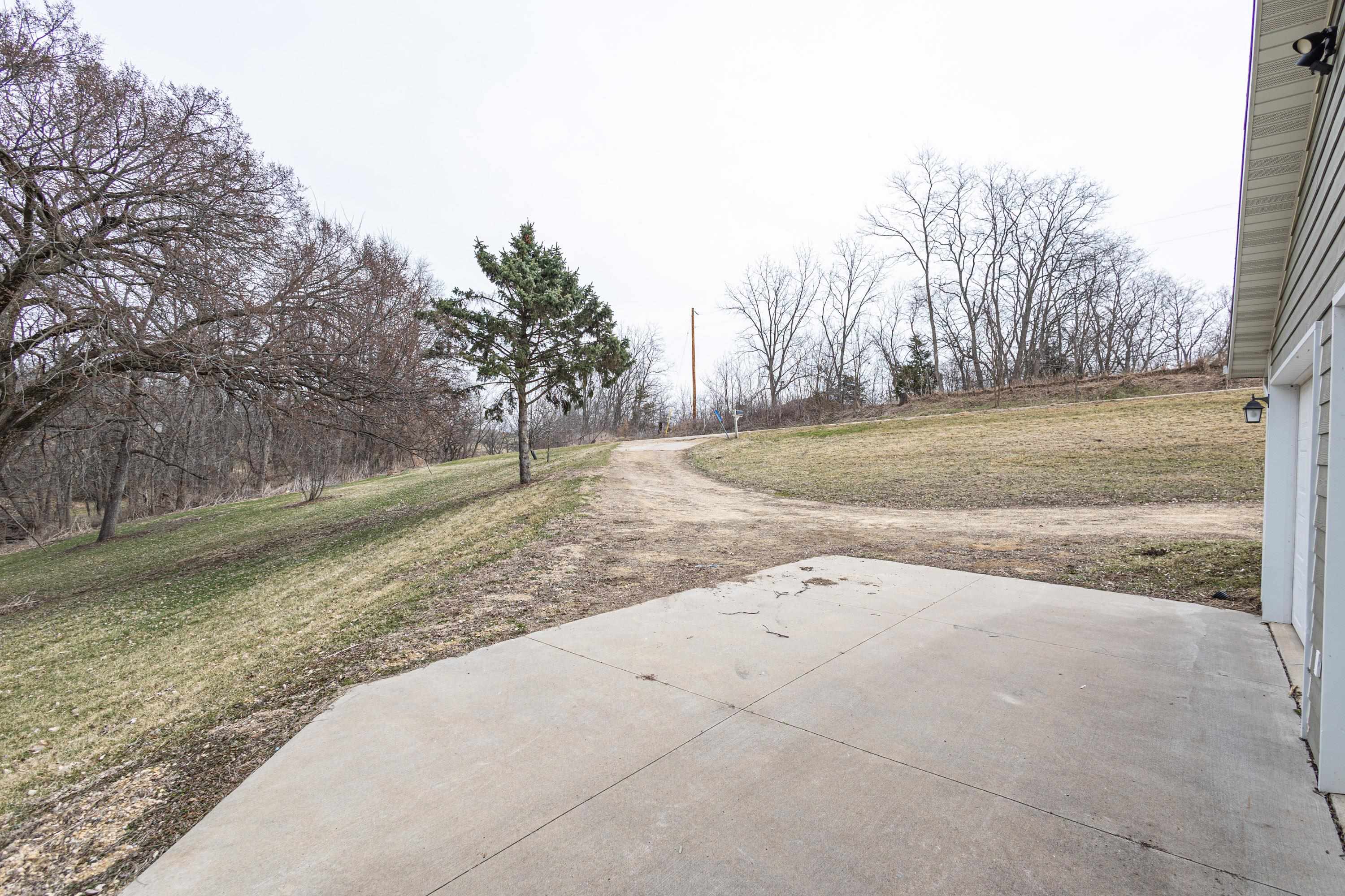 13800 West Valley Road East Dubuque, IL 61025 - Photo 32 of 43