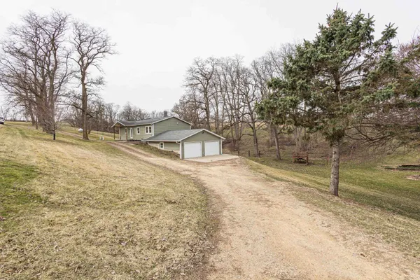 $325,000 | 13800 West Valley Road, East Dubuque, IL 61025
