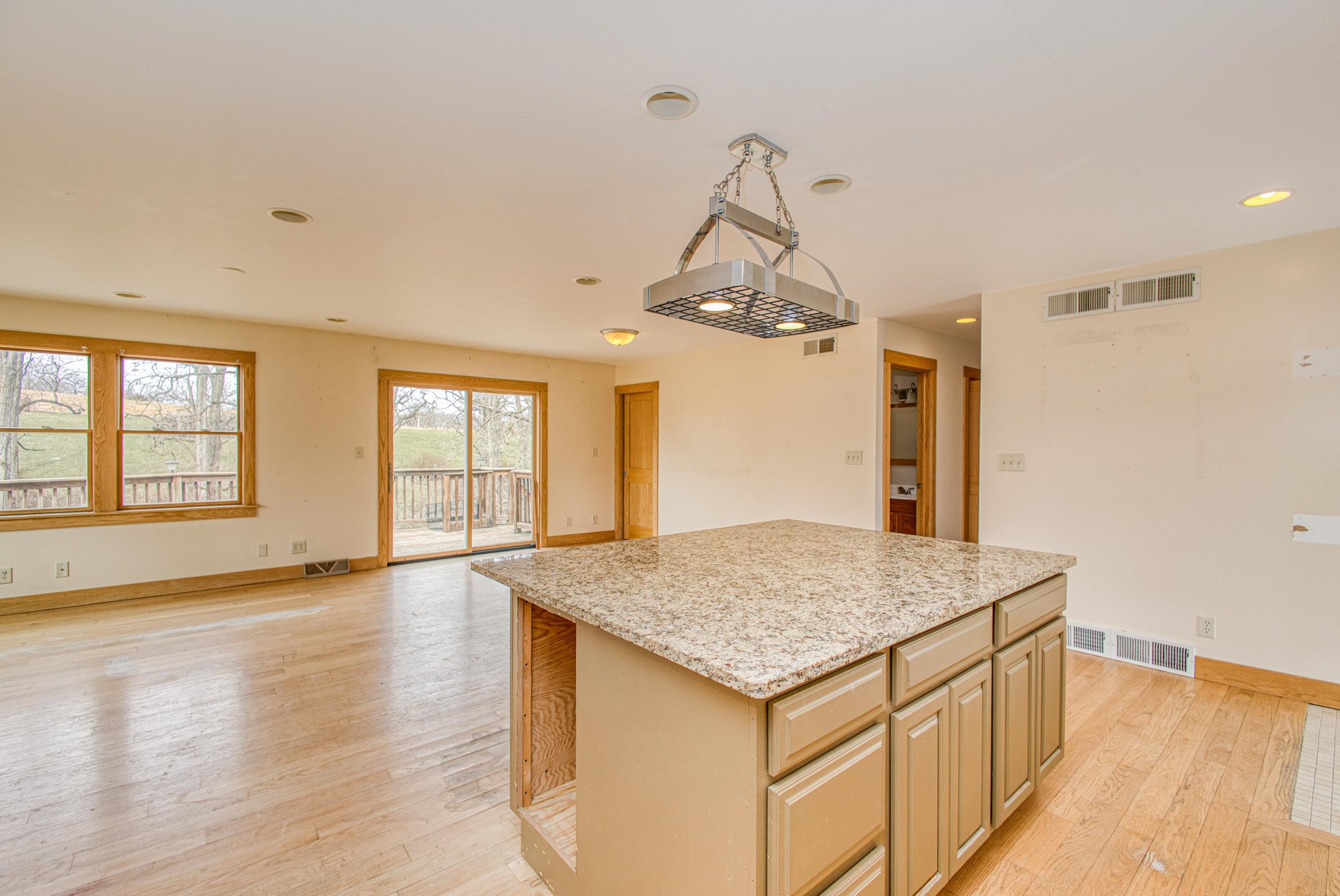 13800 West Valley Road East Dubuque, IL 61025 - Photo 5 of 43