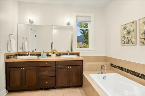 $1,098,000 | 1186 Northeast Park Drive, Issaquah, WA 98029