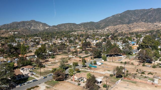 a view of a house with backyard and a garage